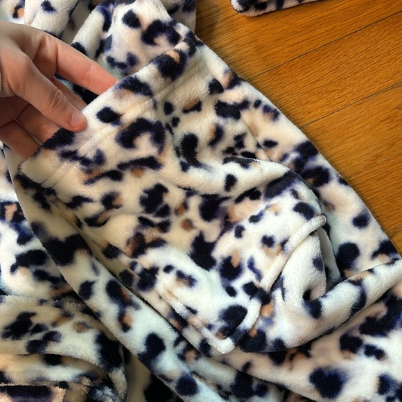 Soma Robe - Picture 4 of 6